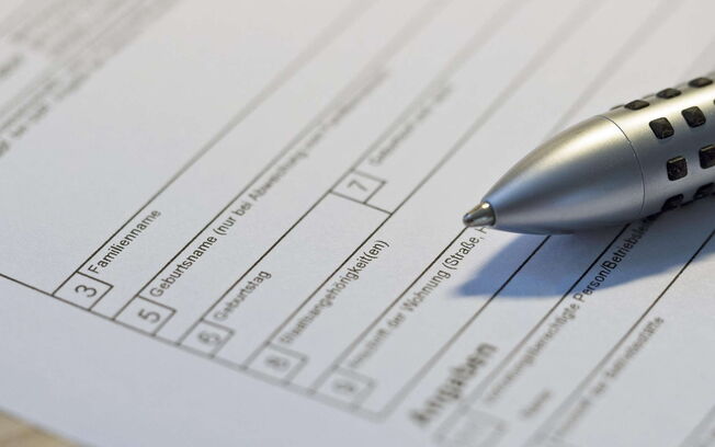 Ausschnitt eine Antragsformulars mit einem Stift an der rechten Seite.